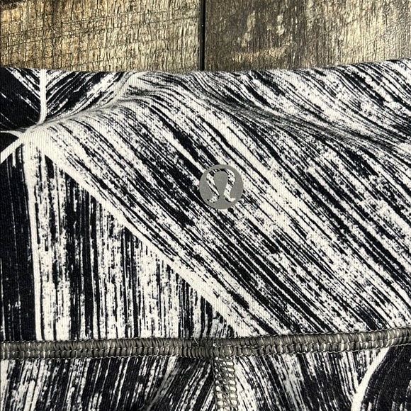 Lululemon Wonder Under crop ll Heat Wave , black and white - Picture 2 of 7